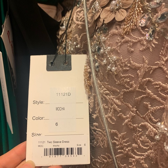 Macduggal Gown size 6 - Picture 9 of 10